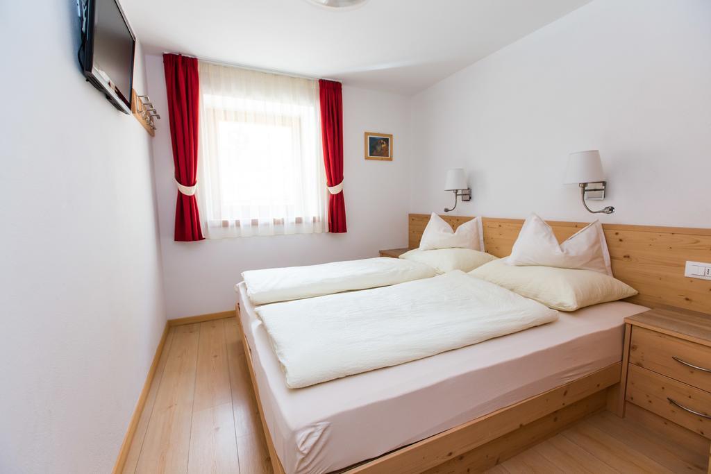 Appartamenti Genziana La Villa  Ruang foto